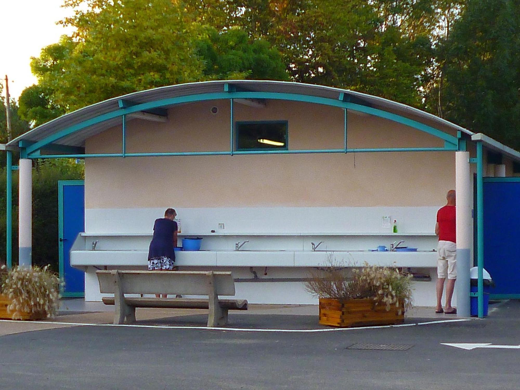 Camping De Tournus - Drole De Cabane Экстерьер фото